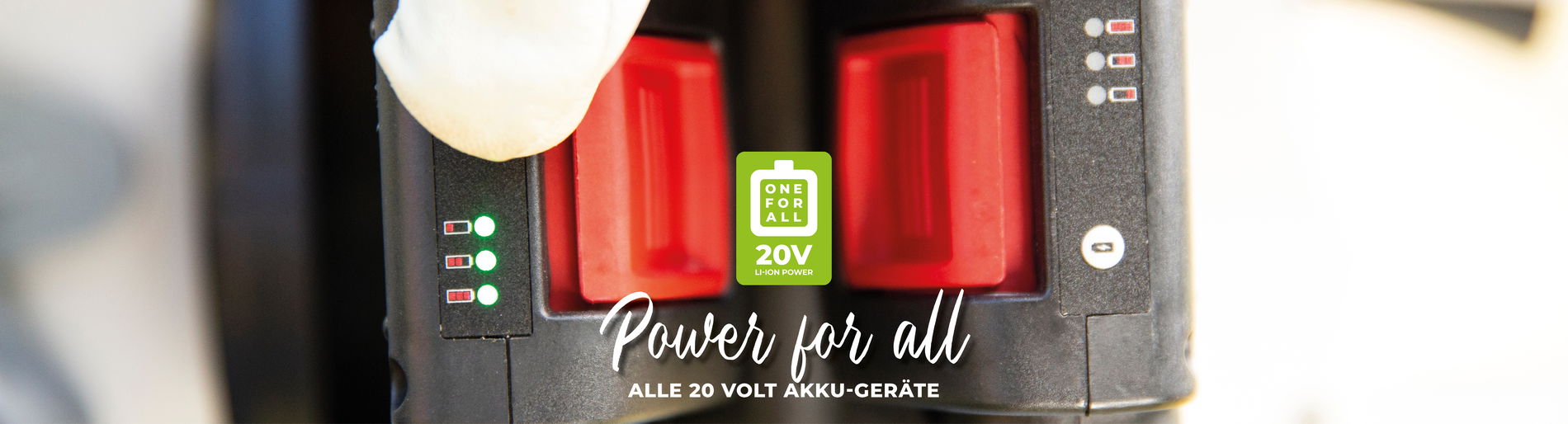 Finger zeigt auf die volle Ladeanzeige eines Akkus